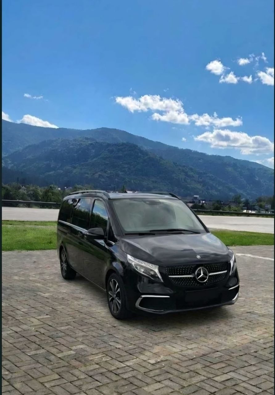 Mercedes-Benz V-Class 250 на тлі гір